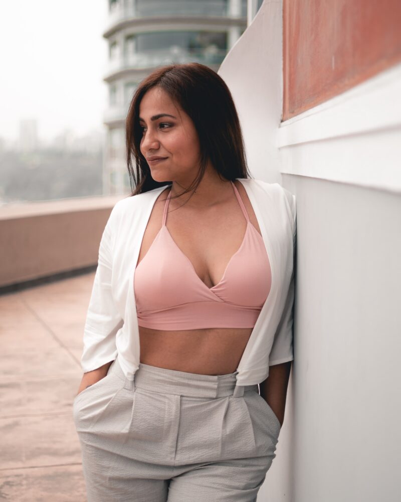 Ein Model mit Körbchengröße E